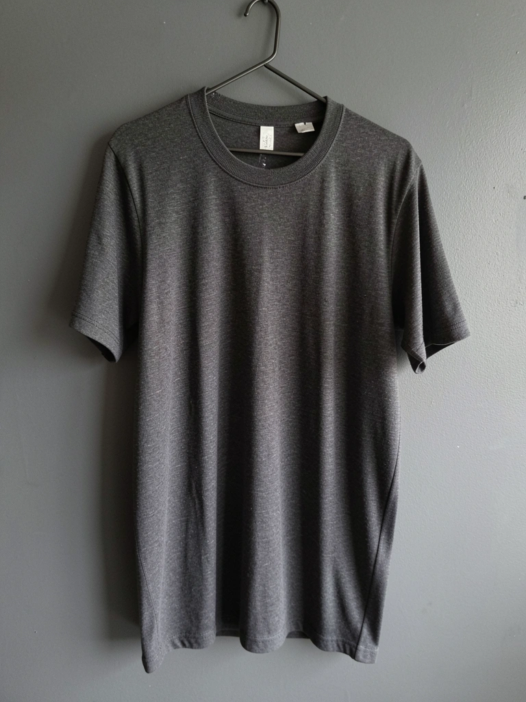 Camisa social masculina cinza-escuro sobre fundo neutro, com botões frontais e colarinho estruturado.