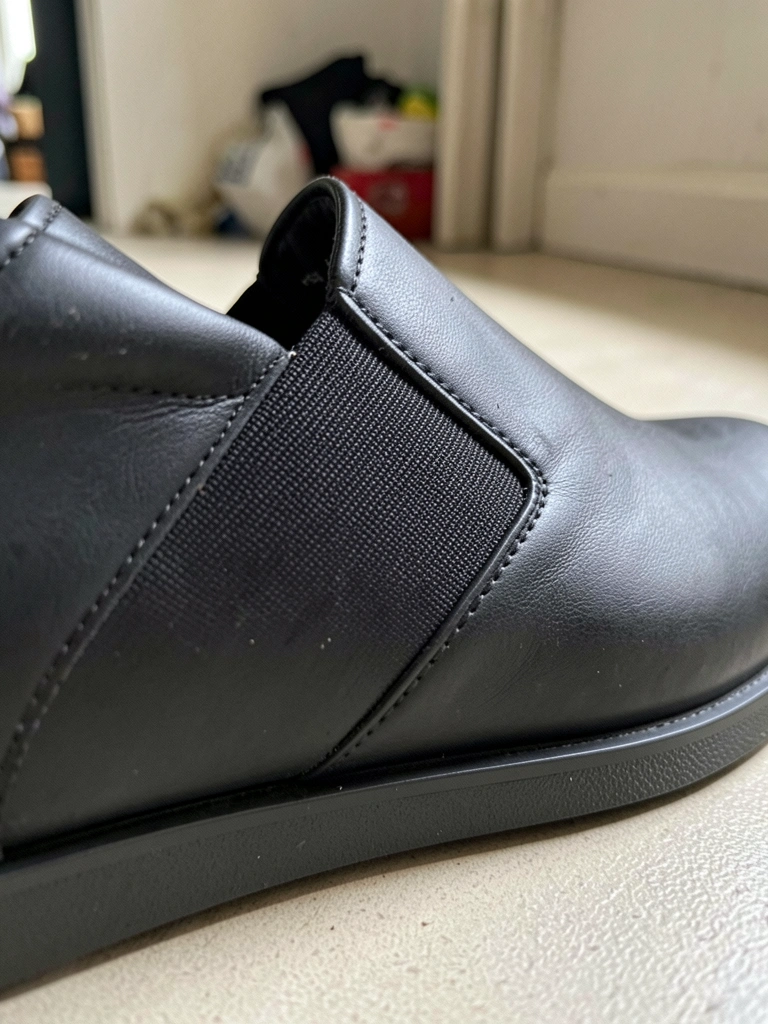 Detalhe do elástico lateral de um mocassim slip-on masculino em close